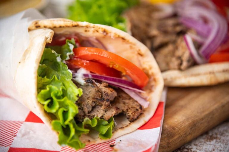 Recette traditionnelle de Gyro grec : préparation et ingrédients essentiels à découvrir