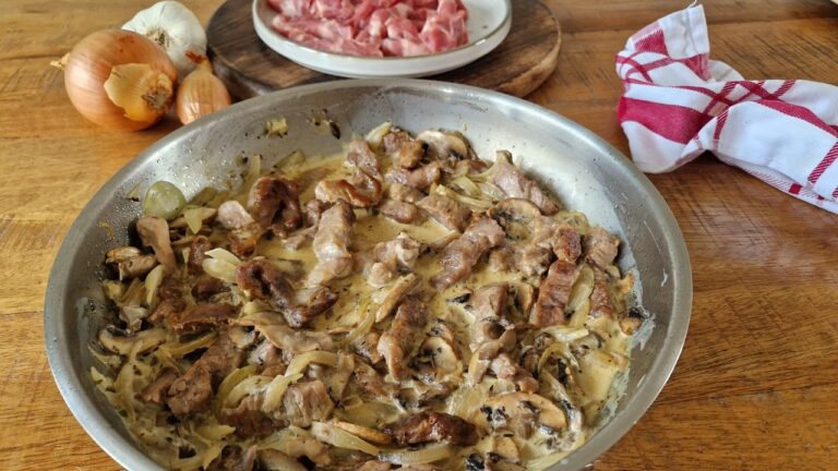 Sauté de porc Label Rouge aux oignons et champignons : une recette traditionnelle française.