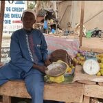 Commerce saisonnier à Ouagadougou : Seydou Guigma récolte des fruits de son travail acharné.