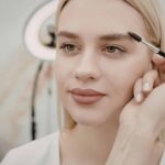 Trois secondes suffisent pour évaluer l&rsquo;effet des sourcils sur le regard, selon un makeup artist.