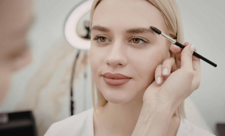 Trois secondes suffisent pour évaluer l’effet des sourcils sur le regard, selon un makeup artist.