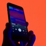 Spotify supprime 75 millions de morceaux pour éliminer les déchets musicaux générés par l’IA.