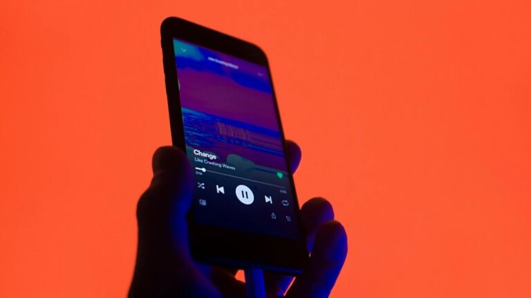 Spotify supprime 75 millions de morceaux pour éliminer les déchets musicaux générés par l’IA.