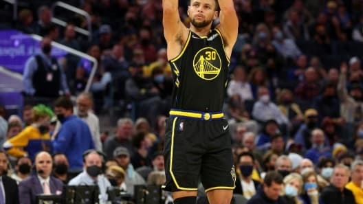 Stephen Curry atteint un nouveau record de points en saison régulière de la NBA.
