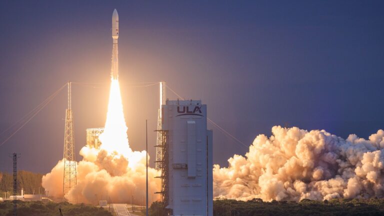 Lancement de la fusée Atlas V avec 29 satellites de communication Amazon en orbite.