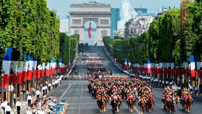 35 pays de la coalition des volontaires participent au défilé du 14-Juillet.