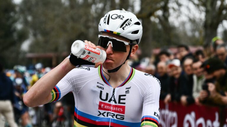 Tour de France 2026 : les coureurs adoptent le jus de betterave et le bicarbonate pour optimiser leurs performances.