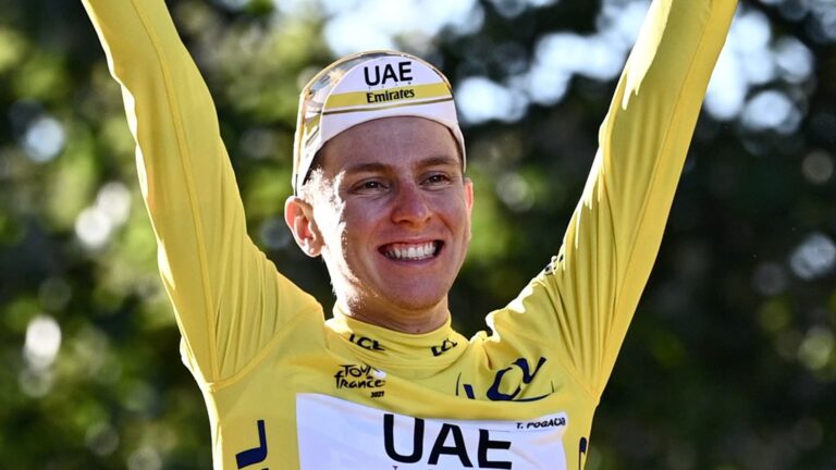 Tadej Pogačar remporte le Tour de France, consolidant sa position de leader du cyclisme mondial.