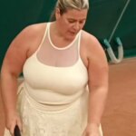 Une joueuse de tennis défie les stéréotypes liés à son apparence physique.