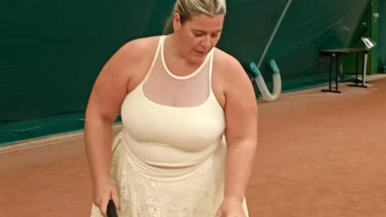 Une joueuse de tennis défie les stéréotypes liés à son apparence physique.