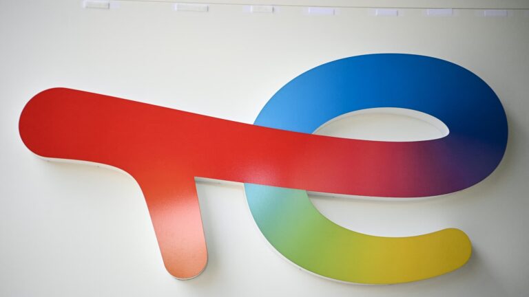 TotalEnergies réduit sa production de pétrole en réponse aux pressions environnementales croissantes.