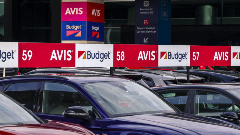 Louer une voiture : 312 euros pour une rayure préexistante soulève des questions sur la transparence.