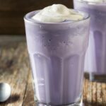 L&rsquo;ube latte, boisson violette prisée par les cafés spécialisés, suscite l&rsquo;intérêt mondial.