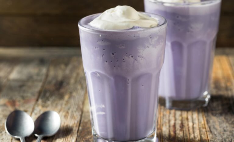 L’ube latte, boisson violette prisée par les cafés spécialisés, suscite l’intérêt mondial.