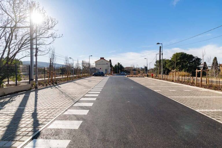 Ouverture du pôle d’échanges multimodal de Lamanon pour améliorer la mobilité locale.