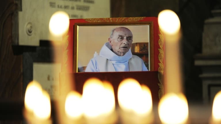 La France rend hommage au père Hamel, symbole de fraternité et d’espérance après son attentat.