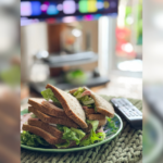 Remplacement du fast-food par des options moins grasses et moins salées en France.