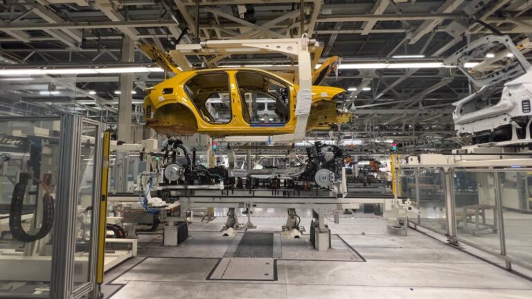 Volkswagen annonce 50.000 suppressions d’emplois, tensions avec les syndicats s’intensifient.