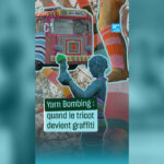 Yarn Bombing : des artistes transforment l’espace urbain en tricot dans plusieurs villes.