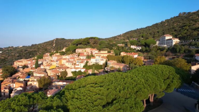 Bormes-les-Mimosas désignée « village préféré des Français » par un vote national.