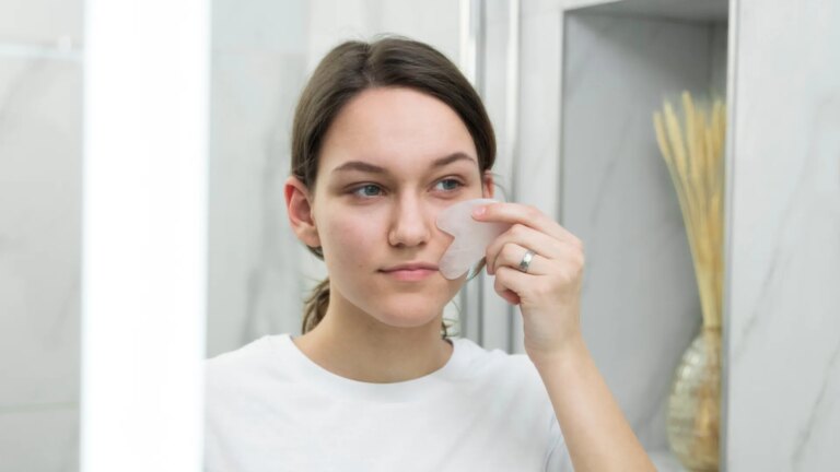 Visage gonflé au réveil : conseils pratiques pour améliorer l’éclat du visage.