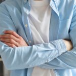 La manière de croiser les bras et ses implications dans la communication non verbale.