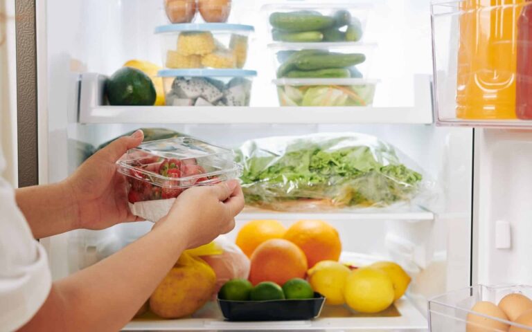 Un geste courant en cuisine augmente le risque de bactéries dans les réfrigérateurs.