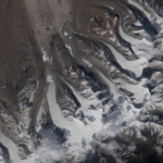 Des glaciers observés en mouvement dans l’Himalaya depuis l’espace, selon des images satellites.