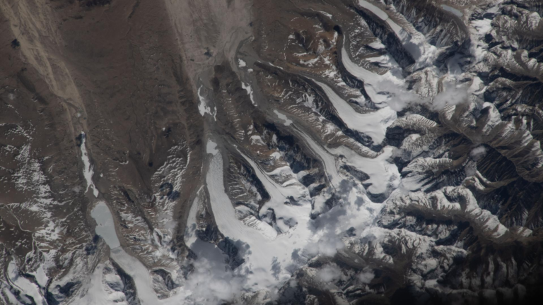 Des glaciers observés en mouvement dans l’Himalaya depuis l’espace, selon des images satellites.
