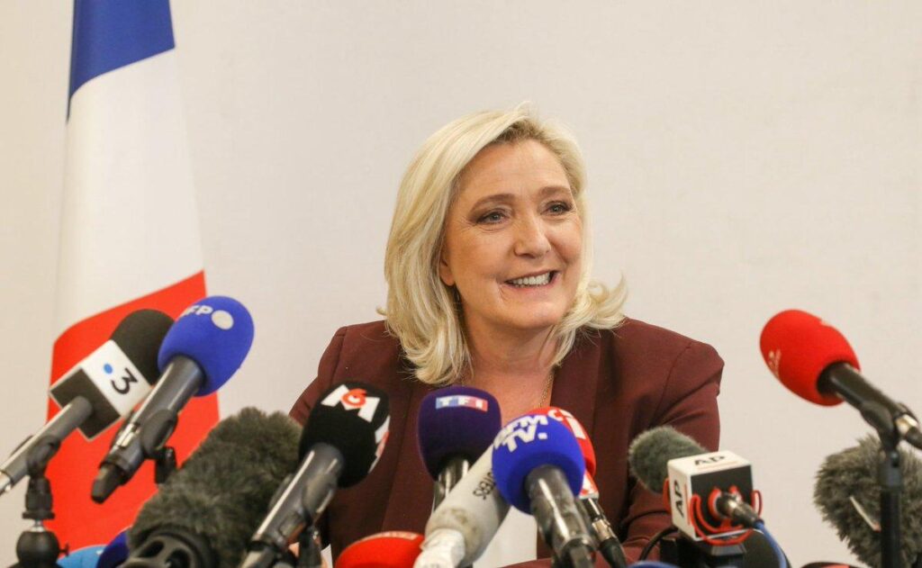 Beaucoup de Français se posent la même question : si Marine Le Pen a été condamnée en appel, pourquoi ne porte-t-elle pas immédiatement un bracelet électronique ? La réponse se trouve dans une procédure souvent méconnue : le pourvoi en cassation.