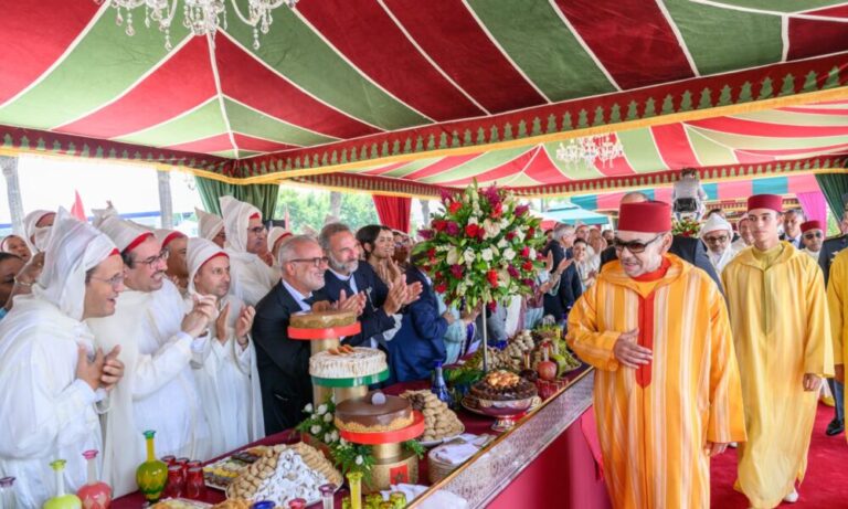 Akhannouch souligne les réalisations sous SM le Roi lors de la Fête du Trône.