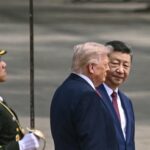 La Chine condamne les sanctions unilatérales alors que Trump envisage des droits de douane sur le pétrole russe.