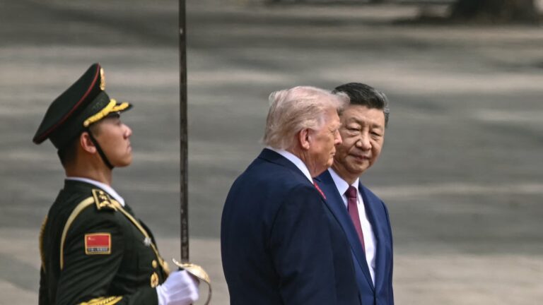 La Chine condamne les sanctions unilatérales alors que Trump envisage des droits de douane sur le pétrole russe.