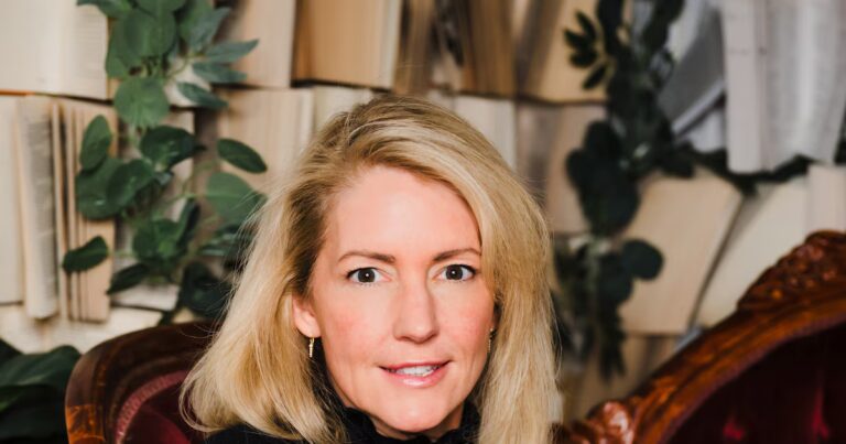 Kathryn Stockett présente « Calamity Club » : une exploration des tensions sociales américaines.