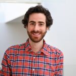Un chercheur français explore pourquoi certains échappent au cancer malgré des facteurs de risque.