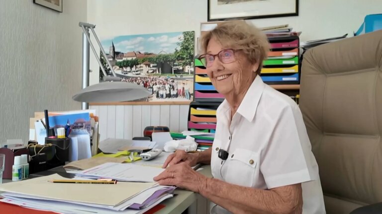 À 93 ans, cette maire reste active dans sa commune de 345 habitants en France.