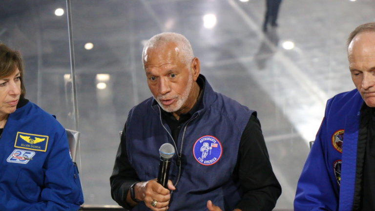 Des astronautes retraités de la NASA incitent les jeunes à voter pour l’avenir du pays.