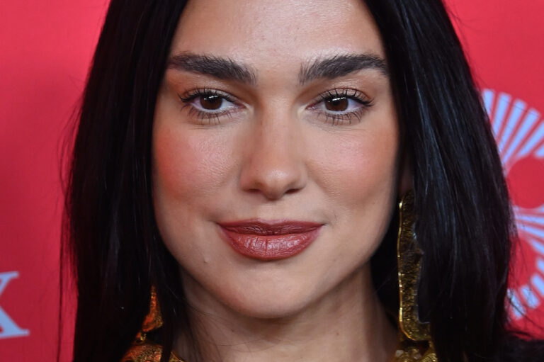 Dua Lipa invite Gaël Faye, Patti Smith et Kae Tempest lors d’un événement à Londres