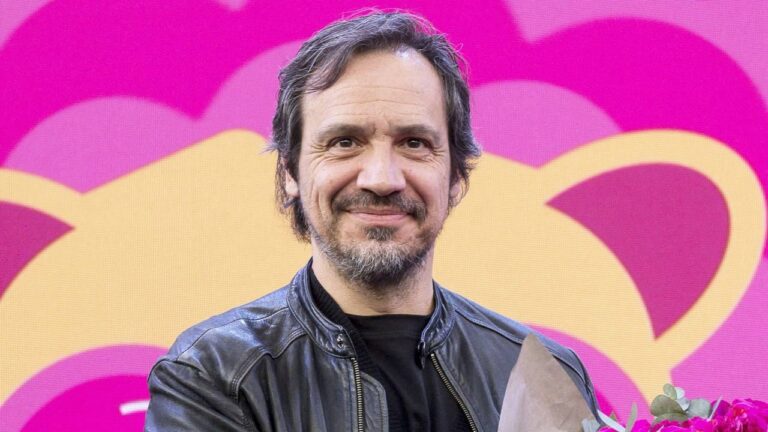 Alexandre Astier reconnu pour sa maîtrise de l’élocution dans le cinéma français.