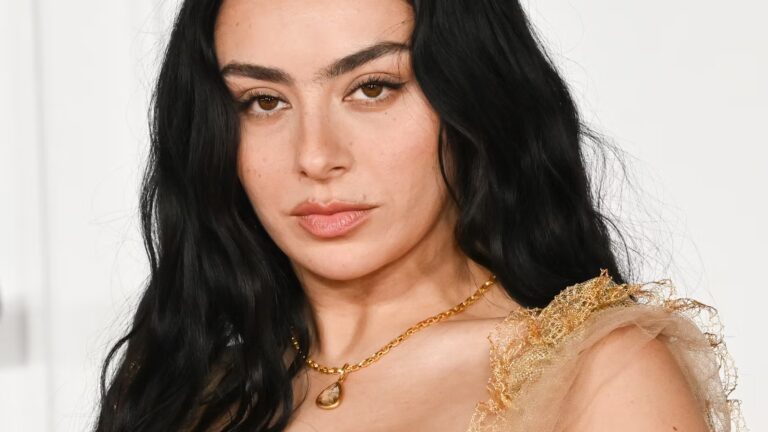 Un portrait de Charli XCX exposé au musée britannique de Londres.