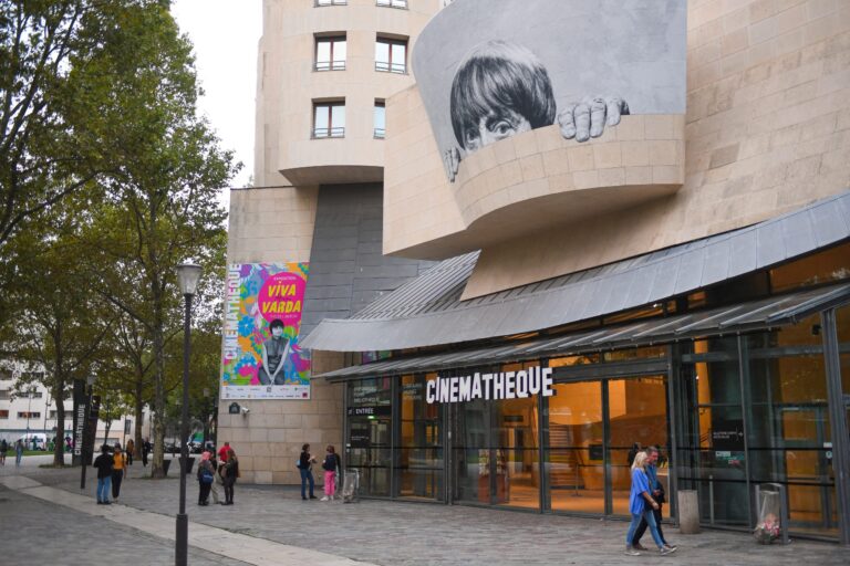 La Cinémathèque française modernise ses salles pour améliorer l’expérience des spectateurs.