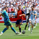 Espagne et Argentine restent à égalité 0-0 à la mi-temps du match de football.