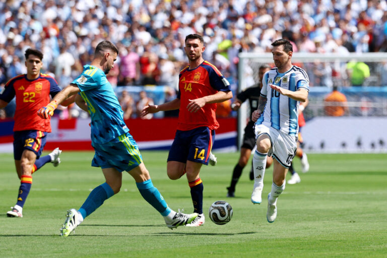 Espagne et Argentine restent à égalité 0-0 à la mi-temps du match de football.