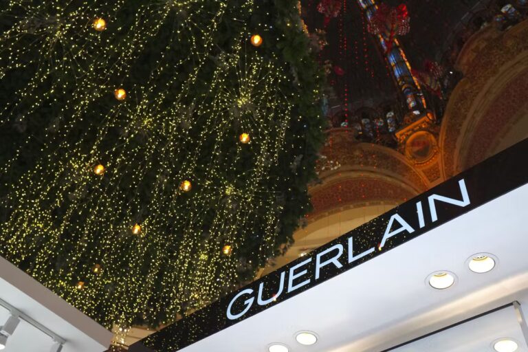La crème « quantique » de Guerlain suscite des moqueries sur les réseaux sociaux.