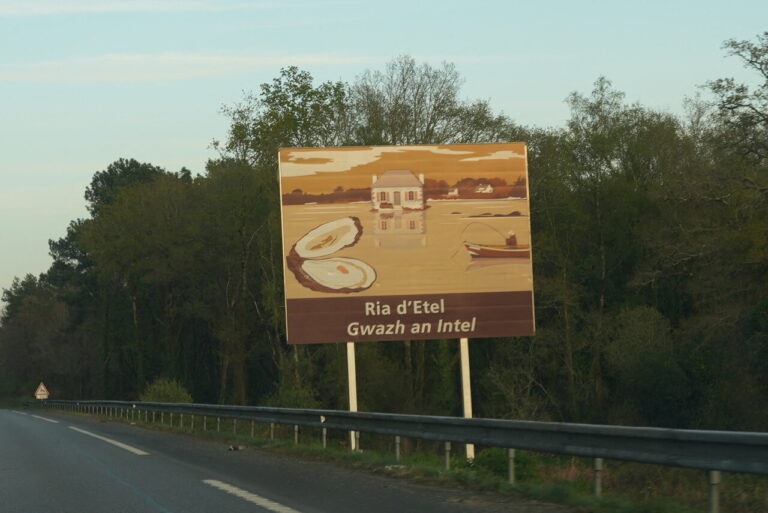 Pourquoi les panneaux des sites touristiques en France sont-ils systématiquement marron ?