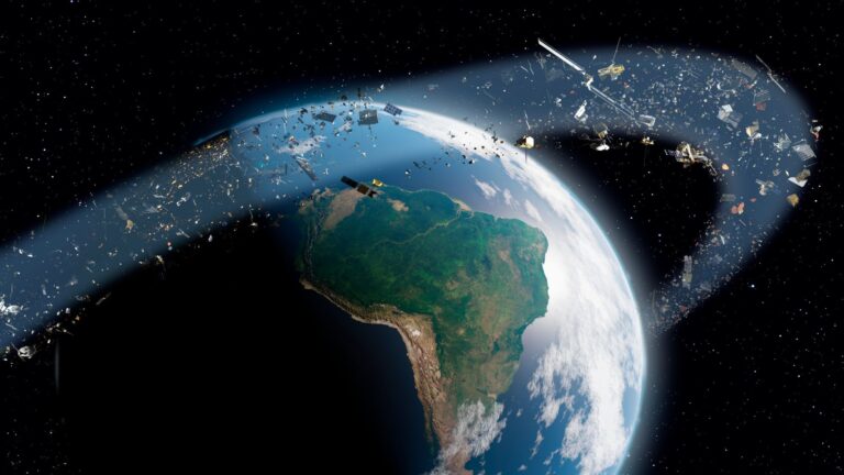 Débris spatiaux en orbite dense représentent un risque pour les satellites coûteux.