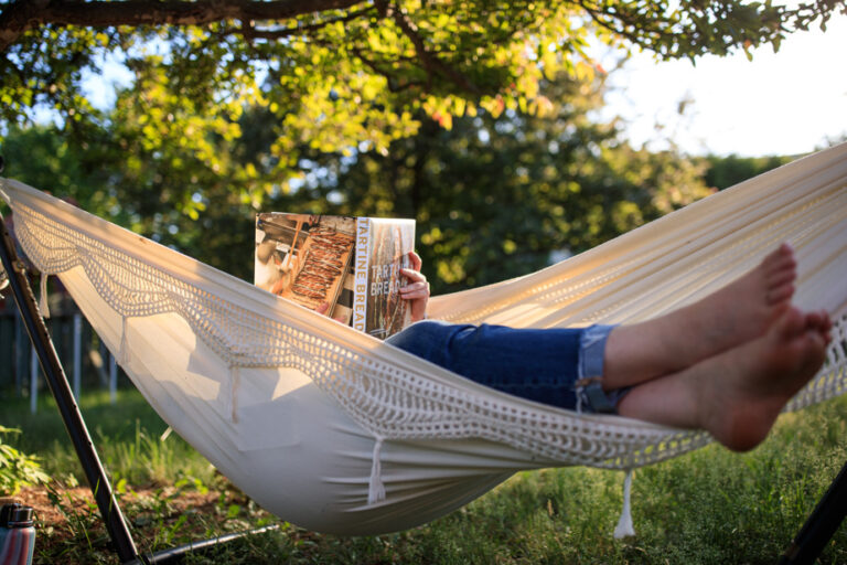 Un été relax : la tendance à ne rien faire en plein air gagne du terrain en France.