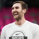 Luke Kornet parodie Rich Paul pour attirer LeBron James chez les San Antonio Spurs