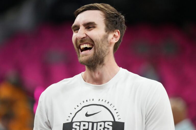 Luke Kornet parodie Rich Paul pour attirer LeBron James chez les San Antonio Spurs