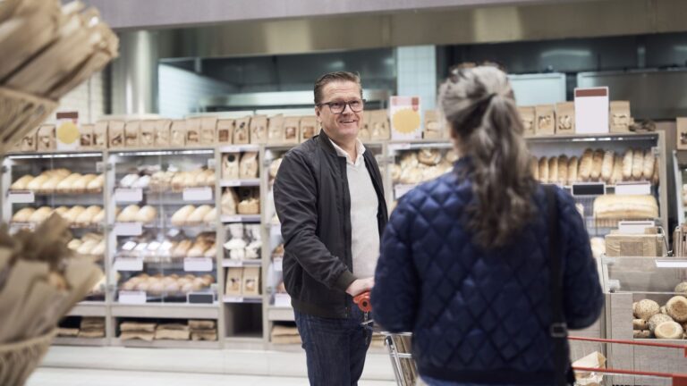 En Finlande, des supermarchés organisent des événements pour favoriser les rencontres entre célibataires.